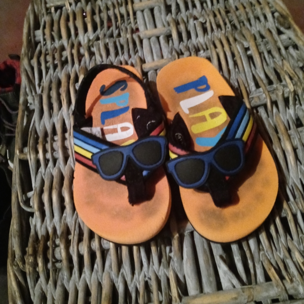 Young toddler flip-flops sunshades orange